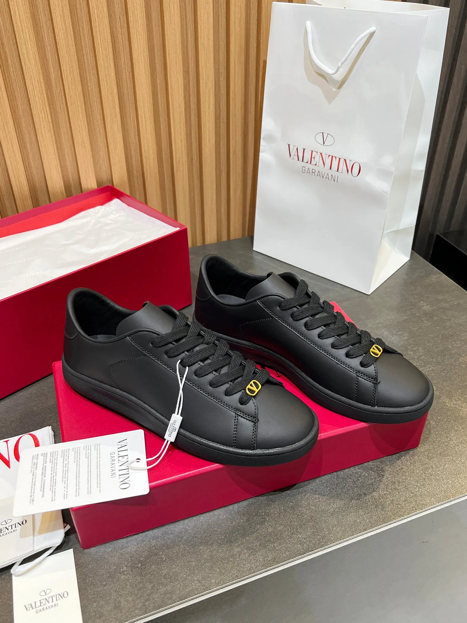 [Valentino] P: 640💰 Couple style, size: women 35-40▪️men 39-44 (45. Customized) Valentino VLTN casual shoes 2025 latest moral training shoes I can't put it down. Seiko details of cowhide sneakers, retro fashion, simple and advanced, casual matching. 1:1 restoration! Top luxury masterpiece, lace-up design, soft and comfortable imported calfskin brings excellent and elegant texture and excellent foot comfort. Top purchasing version upper: imported calfskin surface/original oil edge process + printing process. Inner lining: water-dyed cowhide lining. Outsole: original development 𝐓𝐏𝐔 two-color combination outsole. Packaging: full package with original configuration.